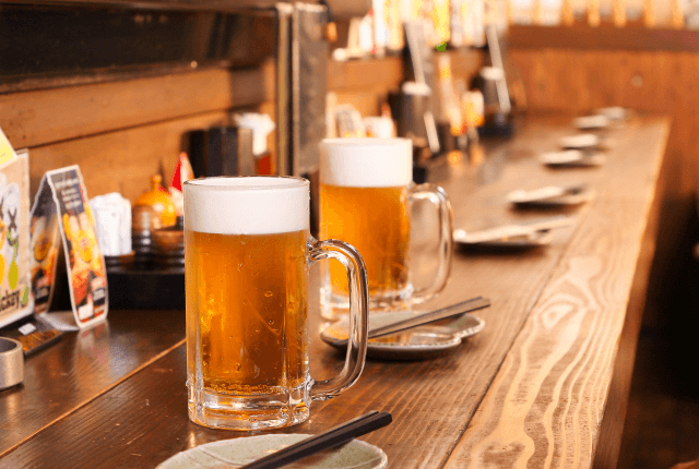 ビールが並ぶカウンター