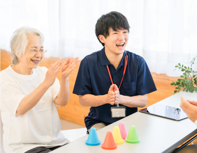 リズム遊びで楽しむ高齢者とスタッフ