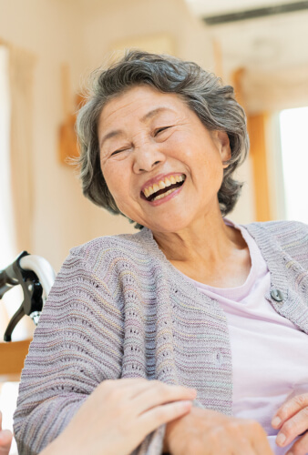誕生日会で笑顔になる女性